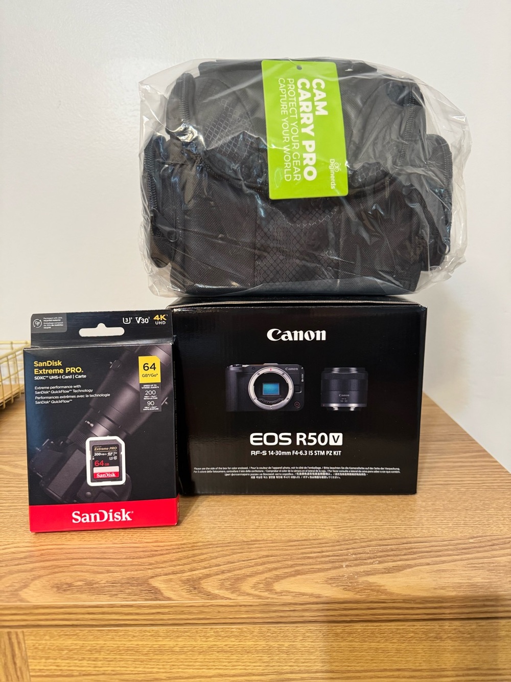 NEW Canon EOS R50V RF-S 14-30mm F4-6.3 IS STM PZ  kit  memory card and carry bag